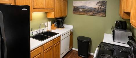 Coffee/tea maker, fridge, microwave, oven