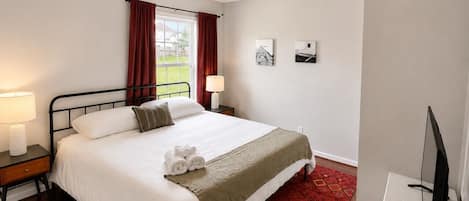 3 bedrooms, desk, iron/ironing board, WiFi
