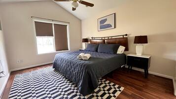Desk, iron/ironing board, WiFi, bed sheets