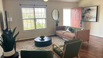TV, fireplace, ping pong, books
