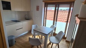 Wasserkocher mit Kaffee-/Teezubehör, Kühlschrank, Mikrowelle, Ofen