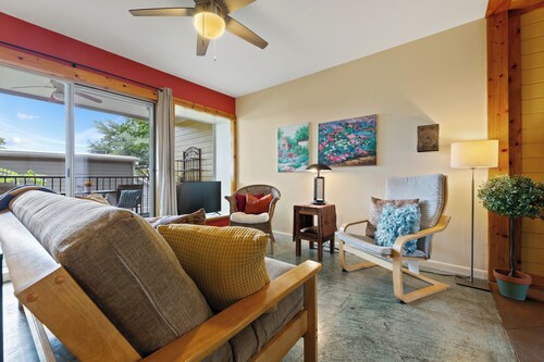 Walk to Zilker & Barton Springs / Old Austin Charm / Private Patio & Parking