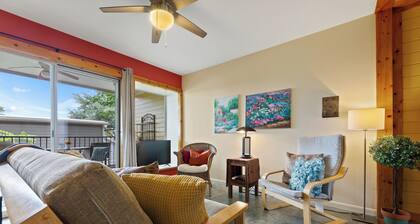 Walk to Zilker & Barton Springs / Old Austin Charm / Private Patio & Parking
