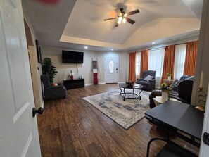 Living area - Cozy OKC Stone Escape - Fully Updated (Oklahoma City)
