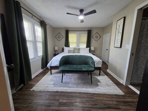 Room - Cozy OKC Stone Escape - Fully Updated (Oklahoma City)