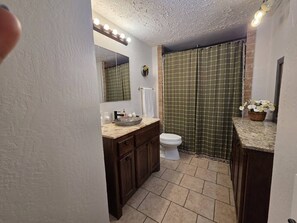 Bathroom - Cozy OKC Stone Escape - Fully Updated (Oklahoma City)