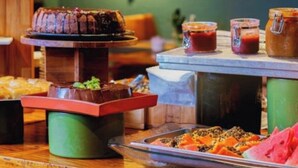 Ein reichhaltiges Buffet mit verschiedenen Speisen und Beilagen.