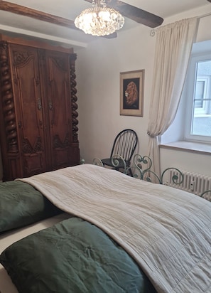 Room - Newly Renovated Apartment in the Old Town (Landsberg am Lech)