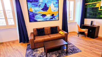 Suite Luxe, vue ville | Coin séjour