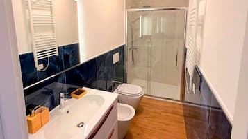Suite Luxe, vue ville | Salle de bain | Douche, articles de toilette gratuits, sèche-cheveux