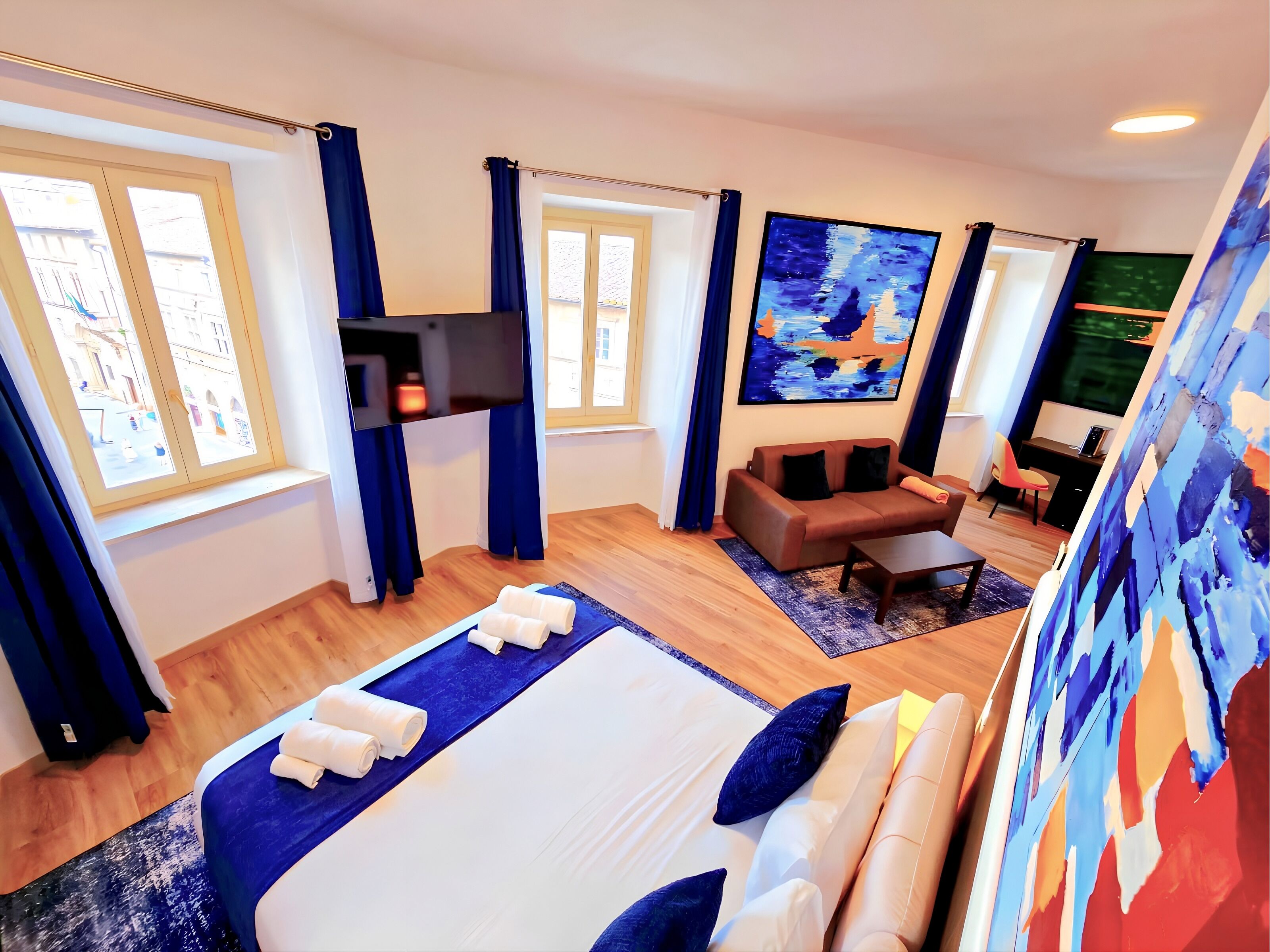 Suite Luxe, vue ville | Salle de bain | Douche, sèche-cheveux, serviettes fournies, savon