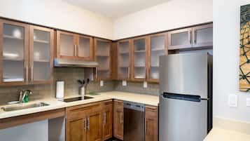 Coffee/tea maker, fridge, microwave, stovetop