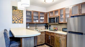Coffee/tea maker, fridge, microwave, stovetop