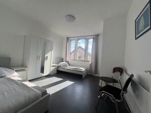 Room - Central 4-Room Apartment Near Central Offenbach (Offenbach)