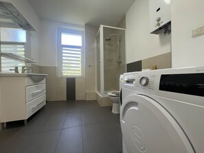 Bathroom - Central 4-Room Apartment Near Central Offenbach (Offenbach)