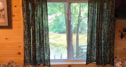 Peaceful 3-bedroom cabin in charming Camden for a relaxing stay