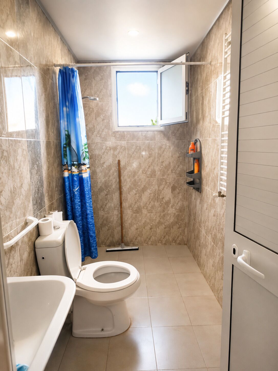 Regadera, toallas, papel de baño 