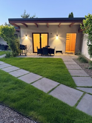 Outdoor dining - Domki nad morzem dla rodzin z dziećmi sauna balia jakuzji (Łebcz)
