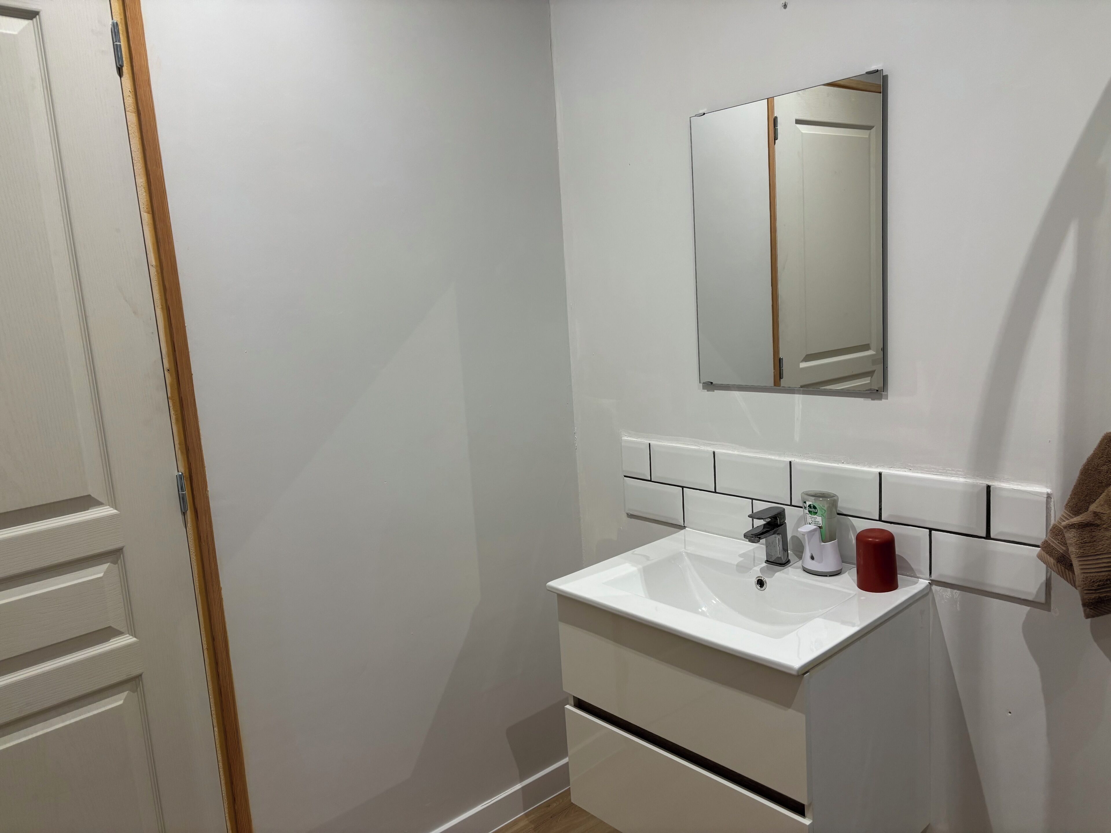 Douche, serviettes fournies, papier toilette