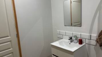 Douche, serviettes fournies, papier toilette