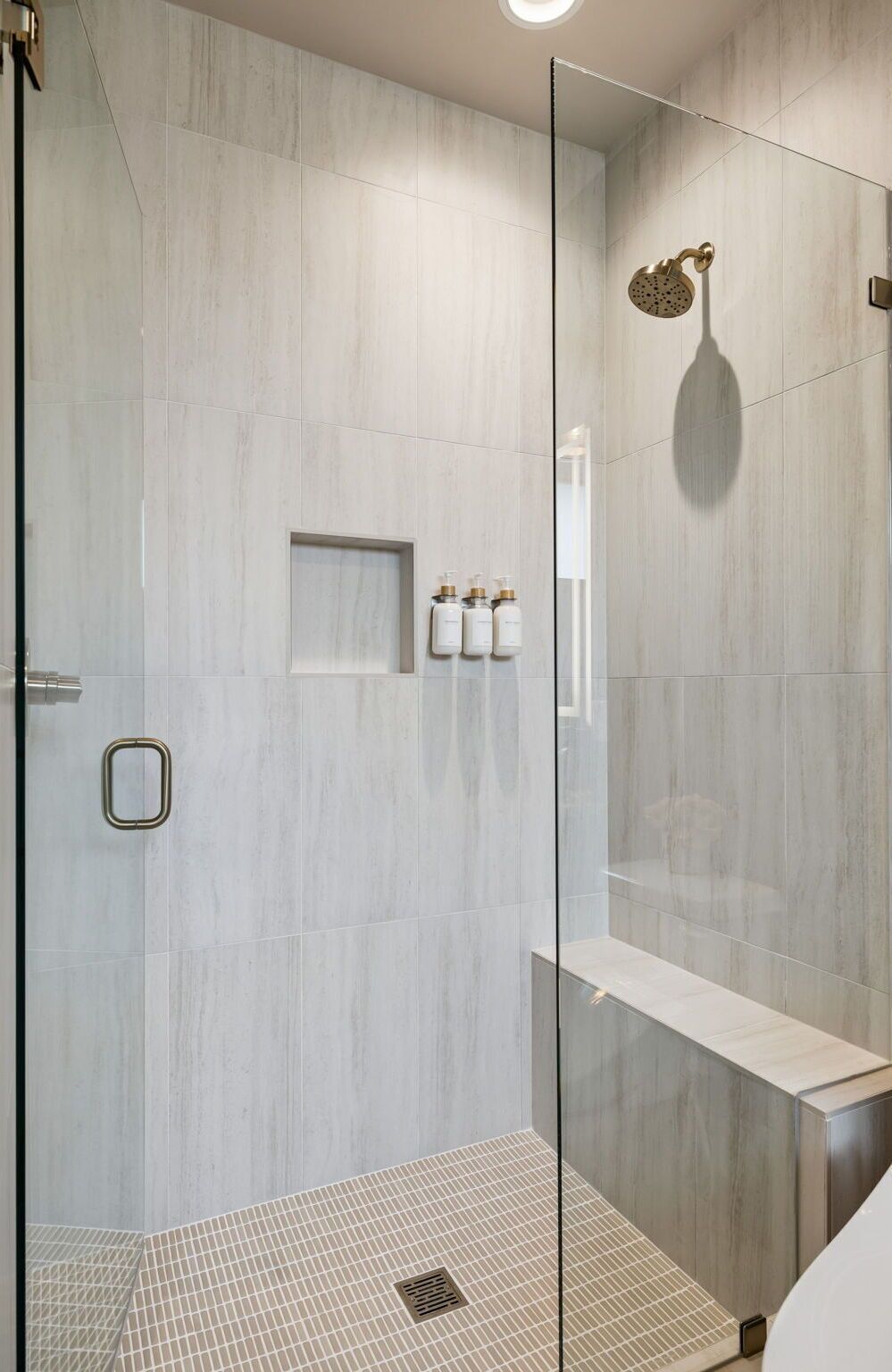 Large shower with bench