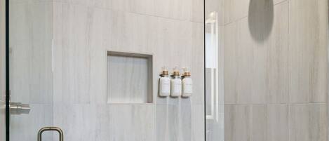 Large shower with bench