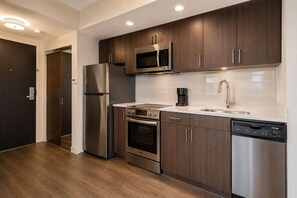 Private kitchen - Bright 1BR Downtown Suite Near Toronto’s Entertainment District (Toronto)