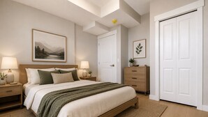 Ein Schlafzimmer mit Bett, Nachttischen, Kommode, Tür und Deckenleuchte.