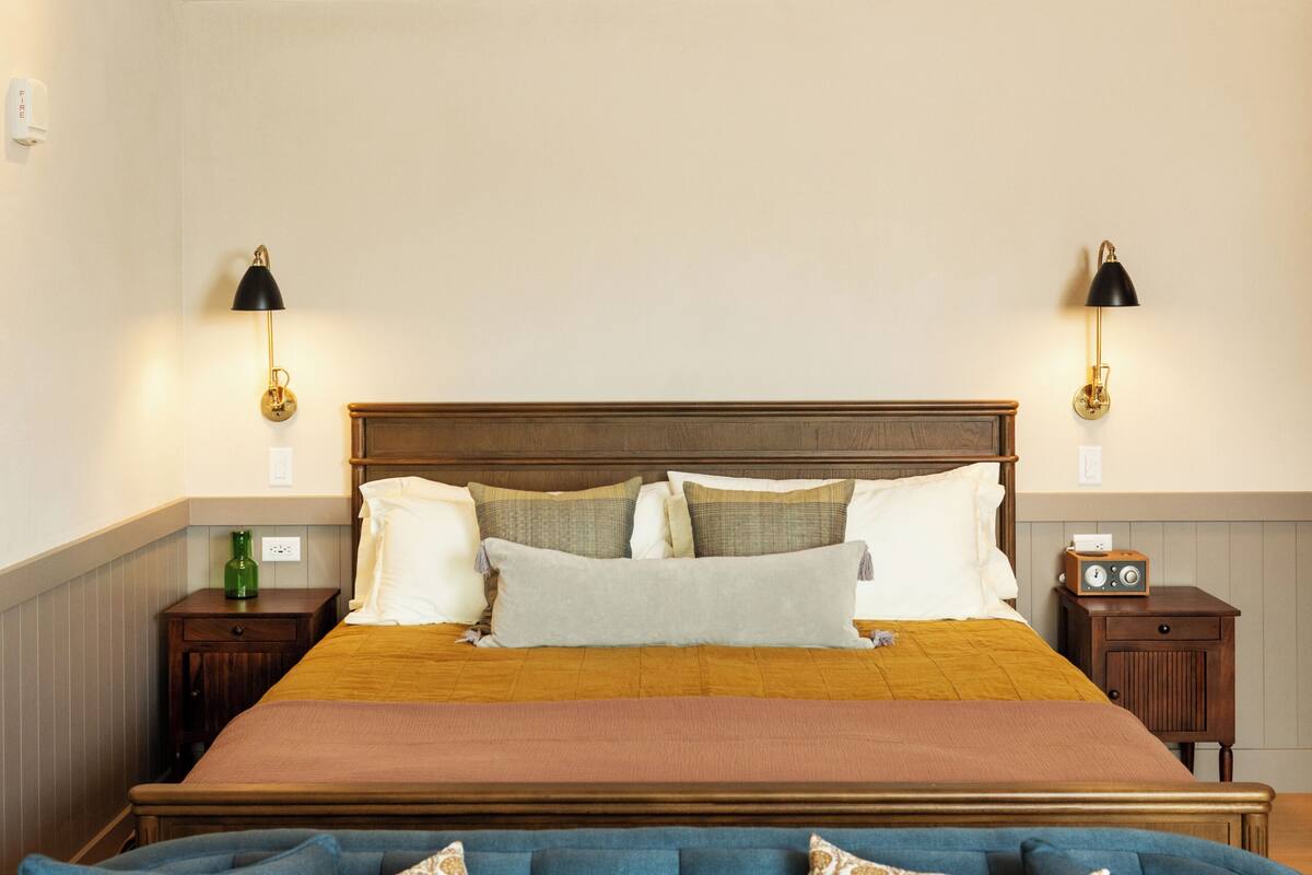 Ropa de cama de alta calidad y tabla de planchar con plancha 