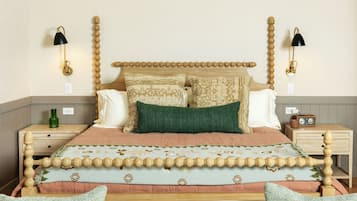 Deluxe Room, 1 King Bed | Premium bedding, iron/ironing board, WiFi (free), bed sheets