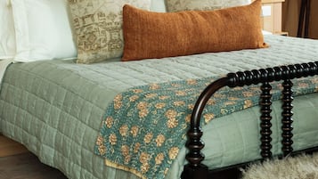 Deluxe Room, 1 King Bed (Willakenzie) | Premium bedding, iron/ironing board, WiFi (free), bed sheets