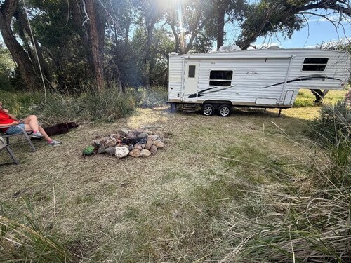 Outdoorsman's Paradise. RV with AC, Picnic table, fire pits, creek side dining.