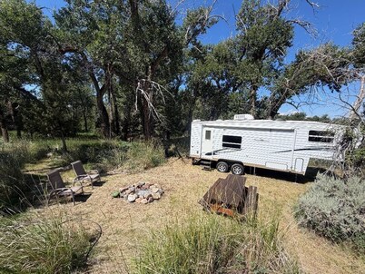Outdoorsman's Paradise. RV with AC, Picnic table, fire pits, creek side dining.