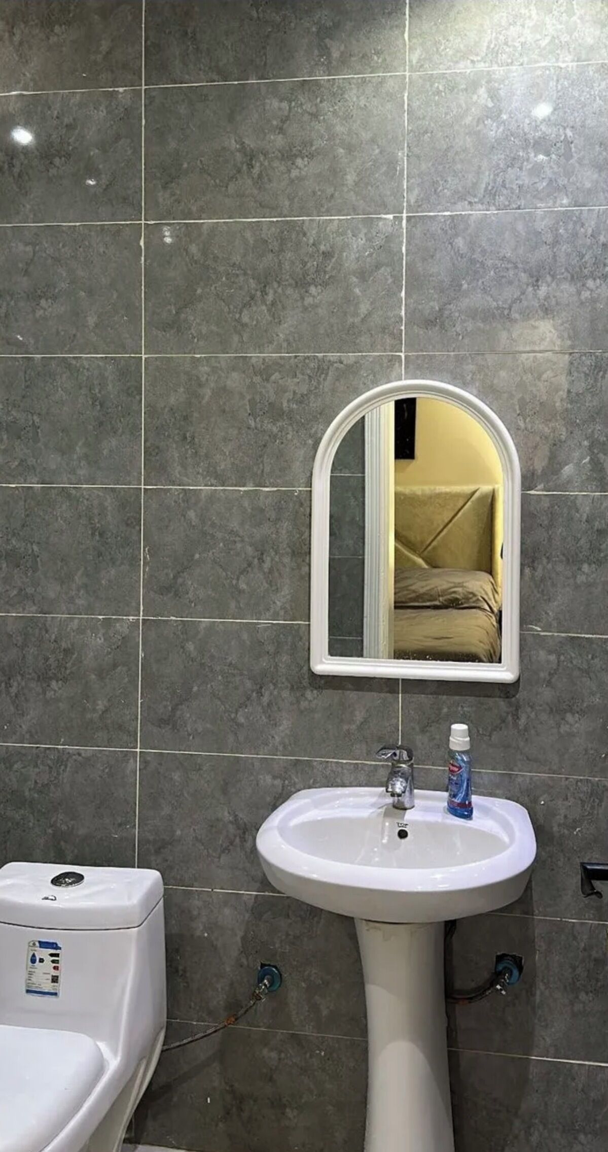 Douche, serviettes fournies, savon, papier toilette