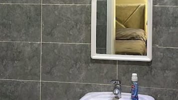 Douche, serviettes fournies, savon, papier toilette