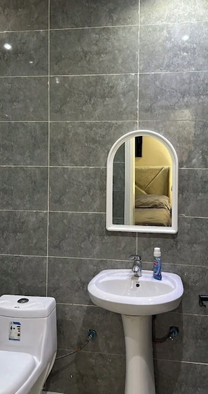 Douche, serviettes fournies, savon, papier toilette