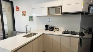 コーヒー / ティーメーカー、電子レンジ、コンロ、調理器具と食器