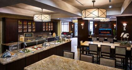 Accessible Suite w/ Transfer Shwr | Free Breakfast