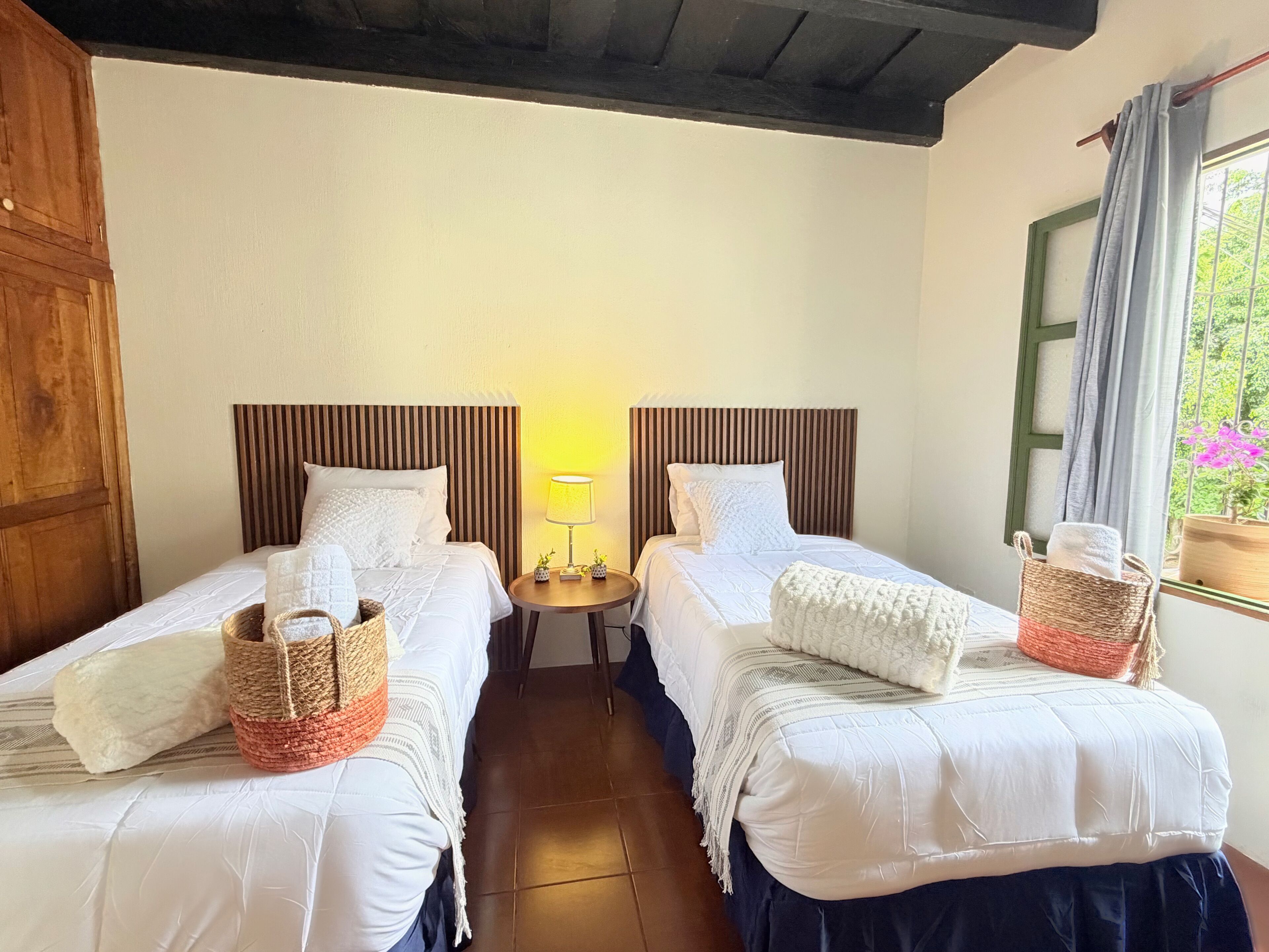 4 habitaciones, tabla de planchar con plancha, wifi y ropa de cama 
