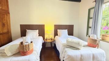 4 habitaciones, tabla de planchar con plancha, wifi y ropa de cama