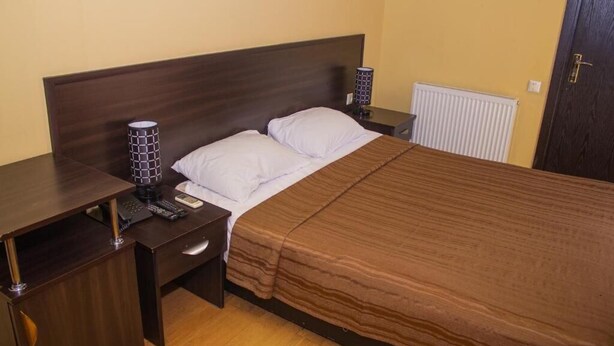 Quarto casal básico, sacada, vista para a cidade