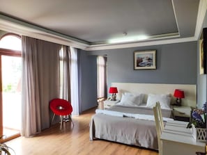 Desk, laptop workspace, iron/ironing board (on request), free WiFi - Old city apart hotel (Batumi)