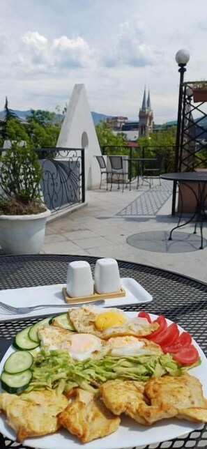 Outdoor dining - Old city apart hotel (Batumi)