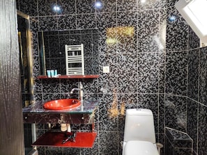 Basic Double Room, Balcony, City View | Bathroom | Shower, hair dryer, slippers, towels - Old city apart hotel (Batumi)