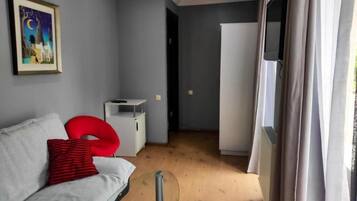 Suite, balcon, vue ville | Coin séjour