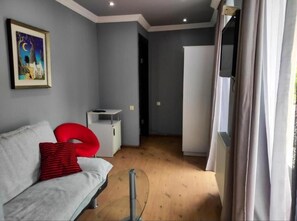 Suite, Balcony, City View | Living area