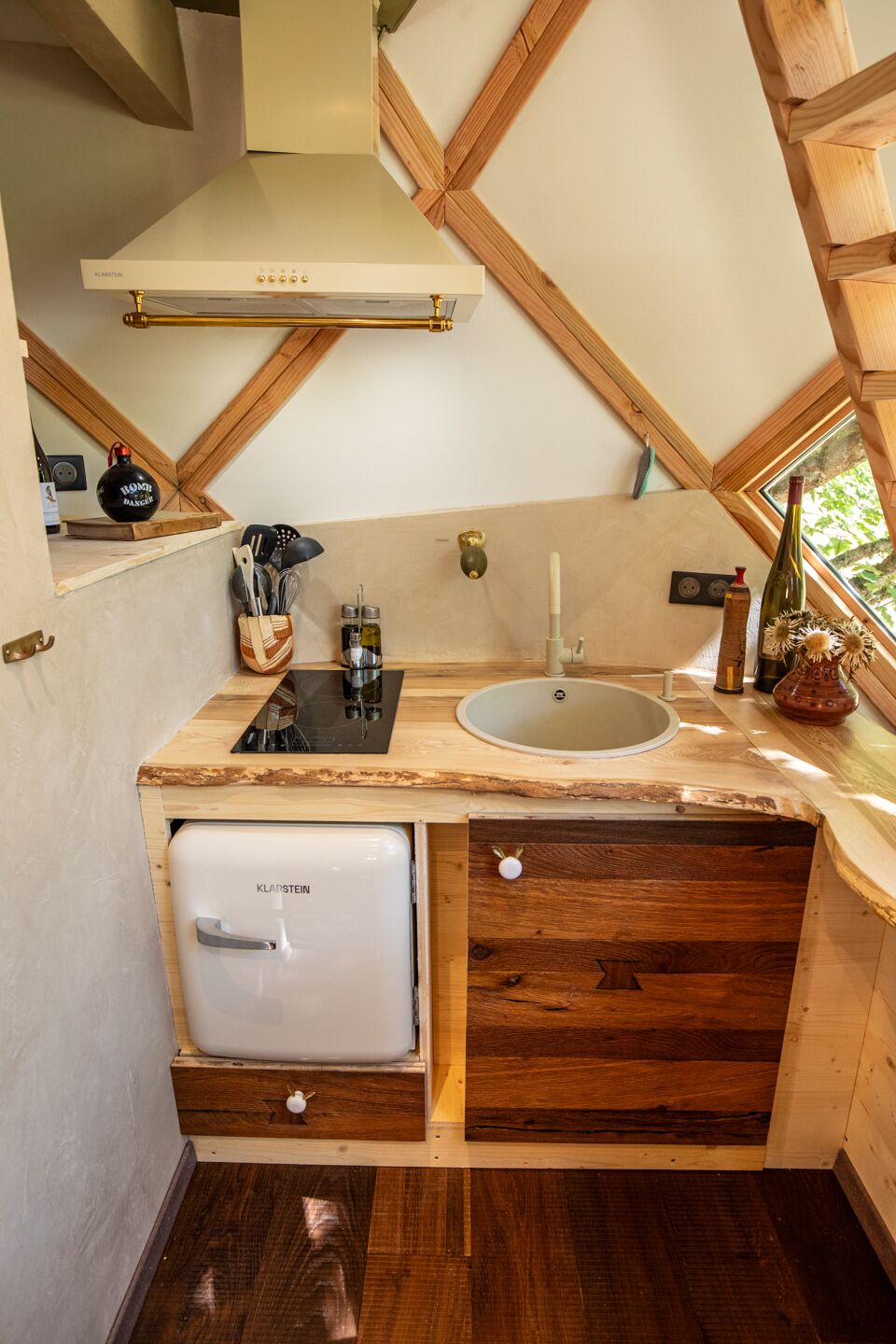 Cafetière/bouilloire, réfrigérateur, plaque de cuisson