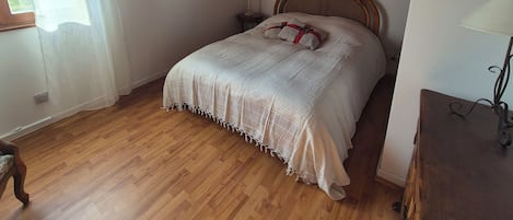 2 bedrooms, iron/ironing board, internet, bed sheets