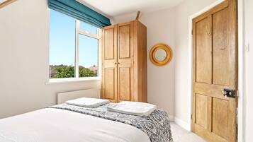 4 bedrooms, travel cot, WiFi, bed sheets