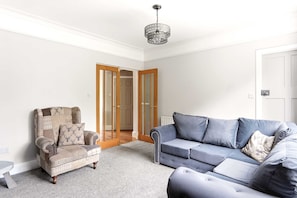 TV, fireplace, offices - The Fulford Tram Cottage (York)